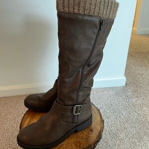 Me Too Ladies Brown boots. Size 8